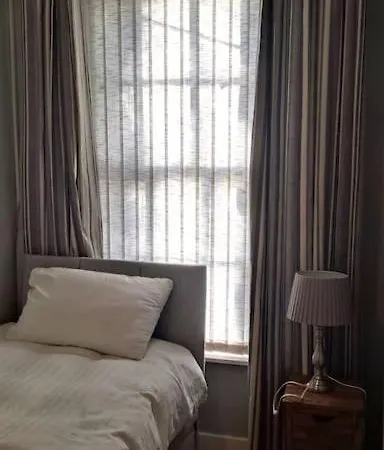 Beautiful, Large 4 Bedroom City Centre Townhouse * Dublino