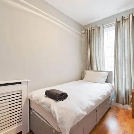 Beautiful, Large 4 Bedroom City Centre Townhouse Appartamento