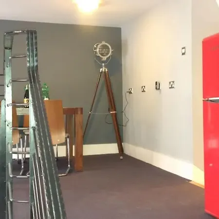 Beautiful, Large 4 Bedroom Centre Townhouse Appartement *