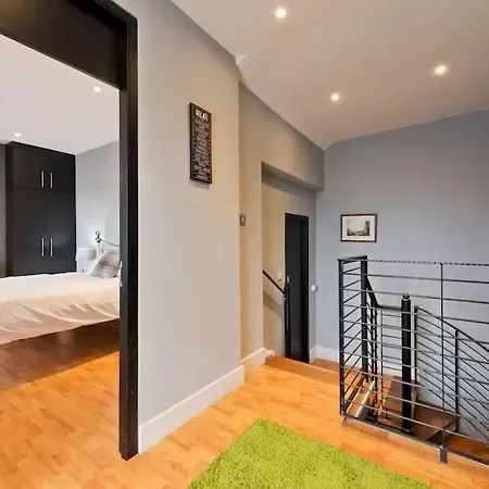 Beautiful, Large 4 Bedroom City Centre Townhouse * דבלין