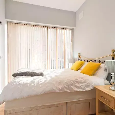 Beautiful, Large 4 Bedroom City Centre Townhouse * דבלין
