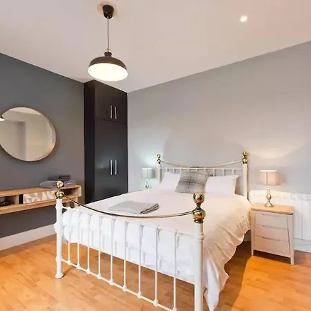 Beautiful, Large 4 Bedroom City Centre Townhouse דבלין