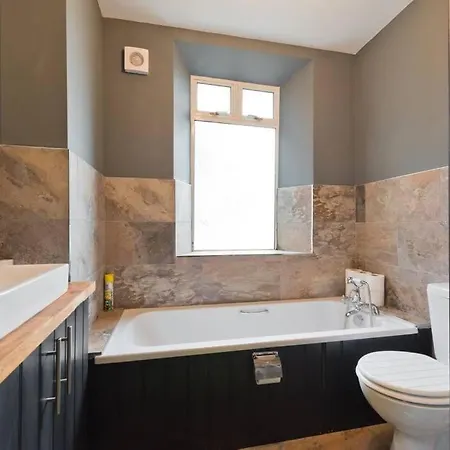 Beautiful, Large 4 Bedroom Centre Townhouse *