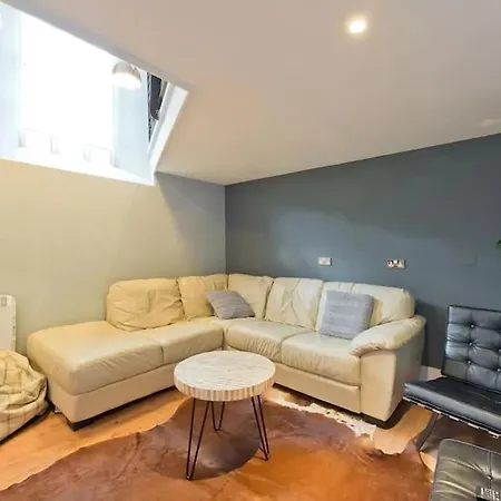 Beautiful, Large 4 Bedroom Centre Townhouse